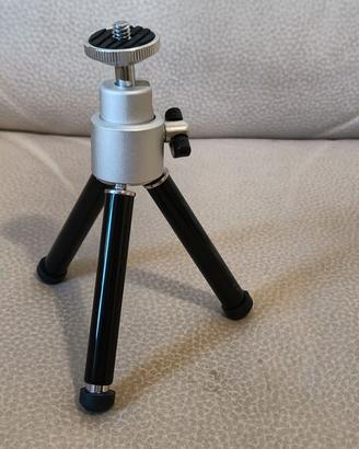 Tripod, treppiede portatile utile per fotocamere