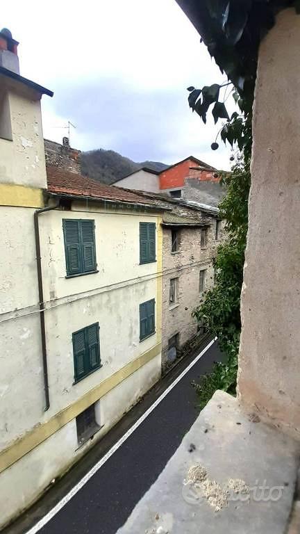 Rustico / Casale di 600 m² con più di 5 locali a B - Altro