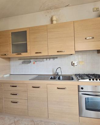 Cucina lineare con elettrodomestici