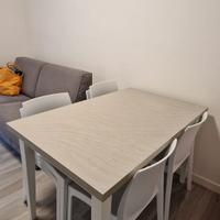 Tavolo da cucina con 6 sedie bianche