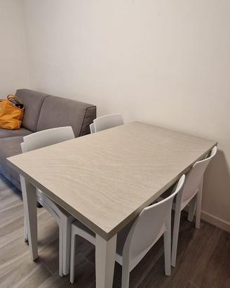 Tavolo da cucina con 6 sedie bianche