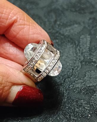 Anello particolare con pietra grande lavorata