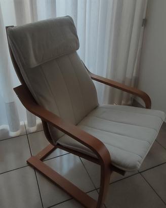 Poltrona IKEA POÄNG con poggiapiedi coordinato