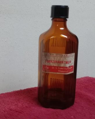 bottiglia ambrata farmacia  scritta in tre lingue 