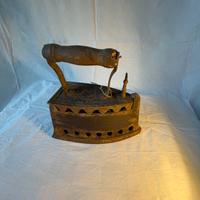 Antico ferro da stiro in ghisa