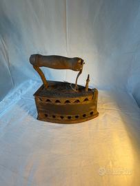 Antico ferro da stiro in ghisa