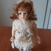 Bambola in porcellana da collezione