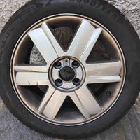 cerchioni con pneumatici usati. 