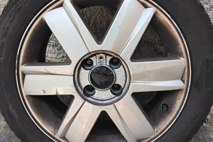 cerchioni con pneumatici usati. 