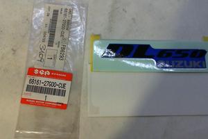 EMBLEMA DL 650 V-STROM SUZUKI 68161-27G00-CUE