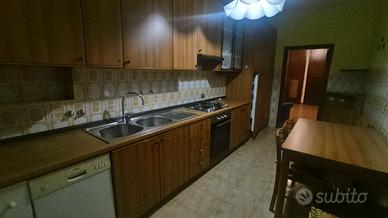 Arredamento di 2 camere, cucina, salotto