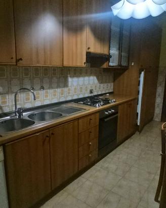 Arredamento di 2 camere, cucina, salotto