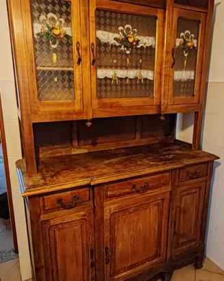 Credenza antica con vetrina 