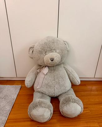 Orso di peluche gigante grigio con fiocco – 100 cm