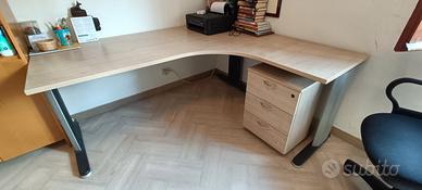 scrivania ad angolo con cassettiera e poltrona