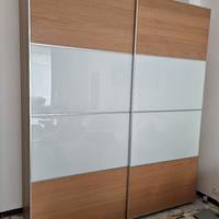 Armadio con ante scorrevoli 