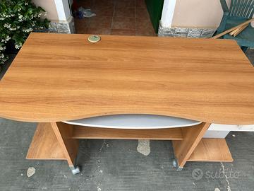 SCRIVANIA IN BUONE CONDIZIONI