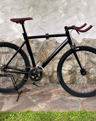 Bici a scatto fisso con telaio in alluminio