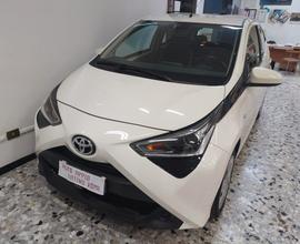 Toyota Aygo Connect 1.0 VVT-i 72 CV 5 p. E6 X-PLAY