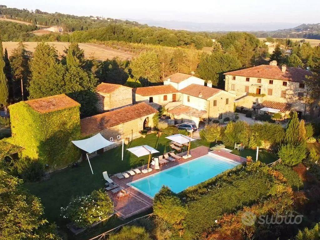 Rustico / Casale di 1600 m² con più di 5 locali e - Vista 2