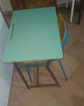 Sedie e banchi da scuola