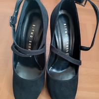 Scarpa col tacco nera n.37