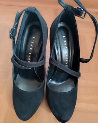 Scarpa col tacco nera n.37