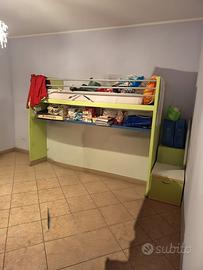 Letto a ponte con scaletta e cassetti