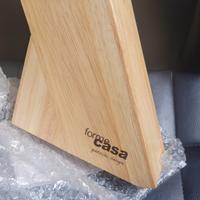 ceppo in legno con coltelli