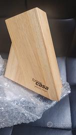 ceppo in legno con coltelli