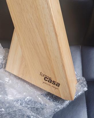 ceppo in legno con coltelli