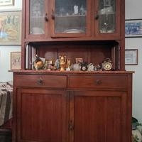Antica credenza in legno massello con vetrine inci