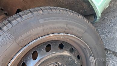 gomme su cerchio e kit freni posteriori 