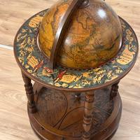 Mappamondo antico portabottiglie