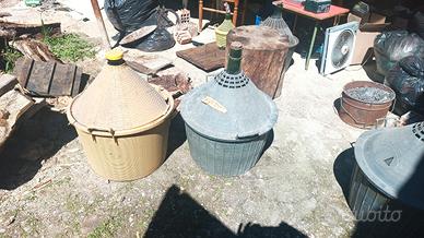 4 damigiane 50litri + 1 da 30/40litri antiche. 