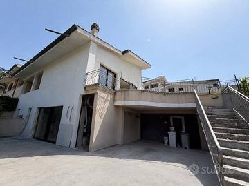 Villa di 250 m² con più di 5 locali a Guidonia Mon