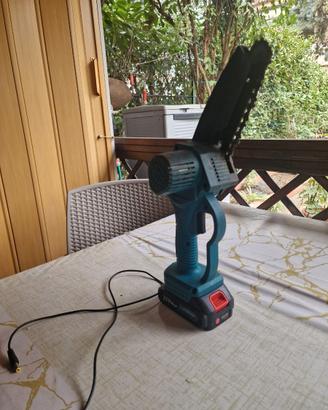 Motosega taglia rami a Batteria