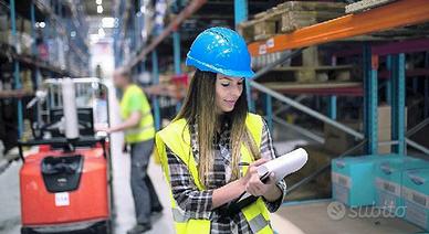 Donna logistica magazzino muletto