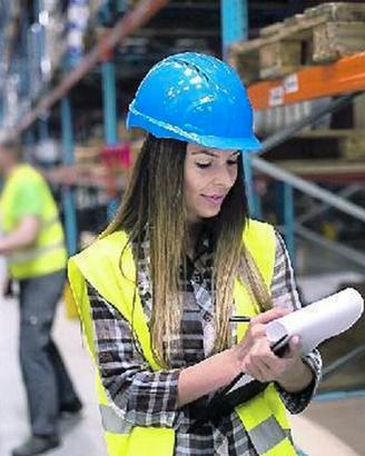 Donna logistica magazzino muletto