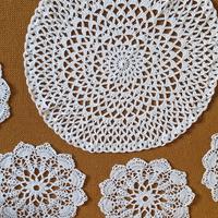  Cinque centrini lavorati a mano all'uncinetto