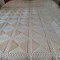 Copriletto antico fatto all'uncinetto