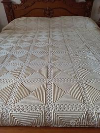 Copriletto antico fatto all'uncinetto