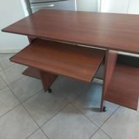 scrivania con supporti per PC