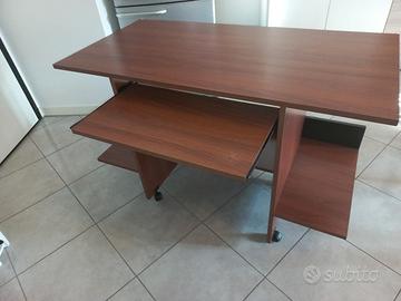 scrivania con supporti per PC