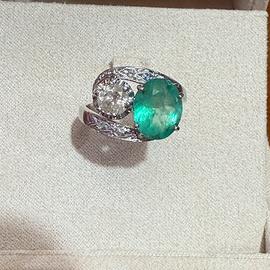 Anello con Smeraldo e Diamanti in Platino