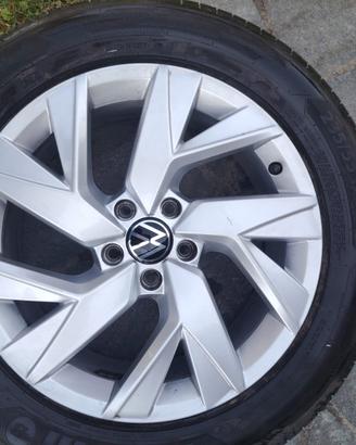 4 Gomme Bravuris complete di cerchione