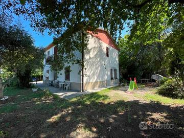Casa indipendente di 200 m² con più di 5 locali a 