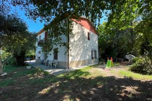 Casa indipendente di 200 m² con più di 5 locali a 