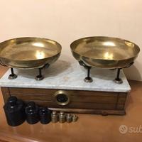 Bilancia antica a due piatti con pesi originali