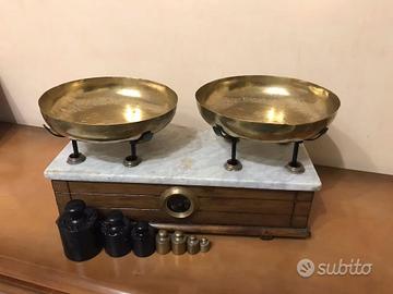 Bilancia antica a due piatti con pesi originali